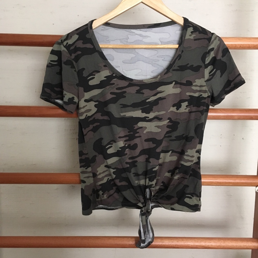 HOT LIKE NEW camo crop top